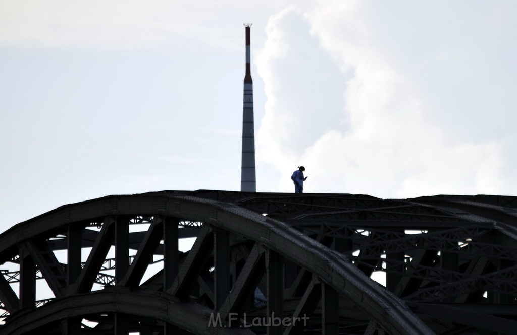 PSpringt kein Suizid Brueckenspringer Koeln Hohenzollernbruecke P097.JPG - Miklos Laubert